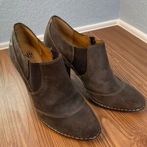 Chelsea brown suede leather ankle boots slip on women's size 9